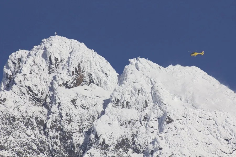 Un helicóptero vuela sobre Grossglockner y Kleinglockner