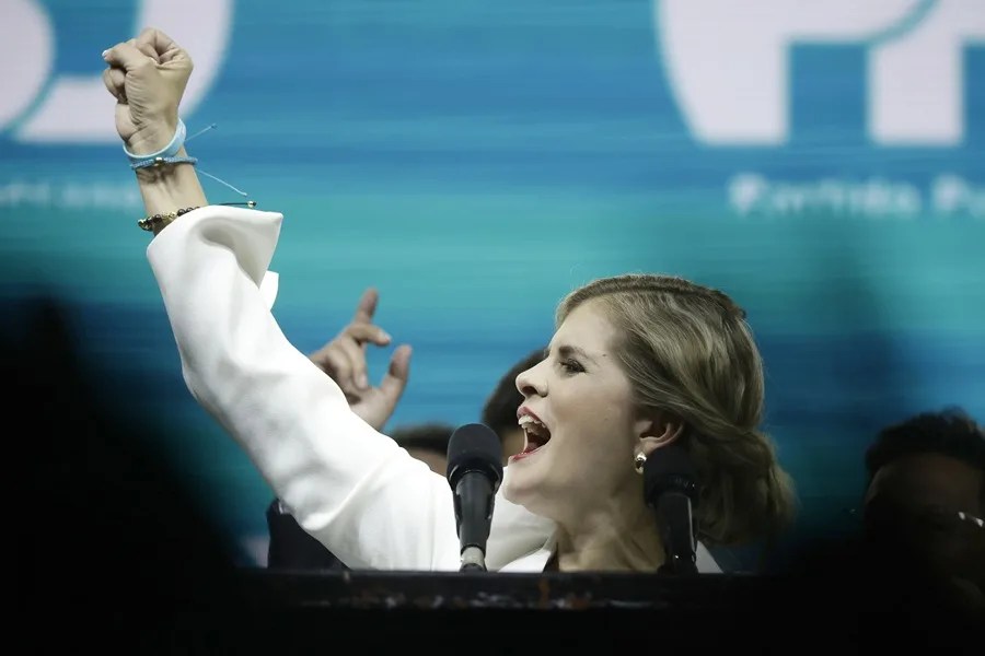 La candidata derechista del Partido Pueblo Soberano Laura Fernández celebra este domingo, en San José (Costa Rica). EFE/ Jeffrey Arguedas