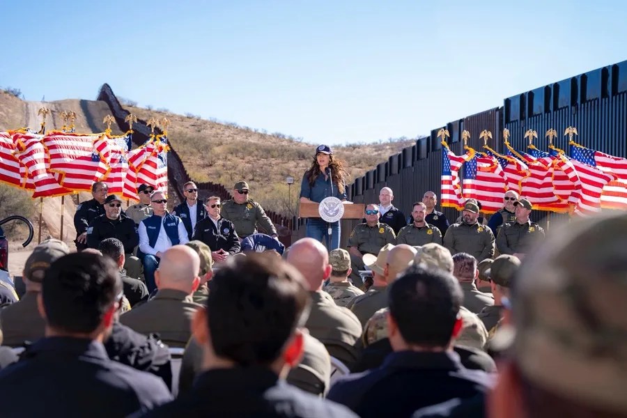 Fotografía tomada de la cuenta oficial @Sec_Noem en la red social X de la Secretaria de Seguridad Nacional de los Estados Unidos, Kristi Noem, hablando durante su visita a la frontera este miércoles, en Arizona (Estados Unidos). EFE/ @sec_noem