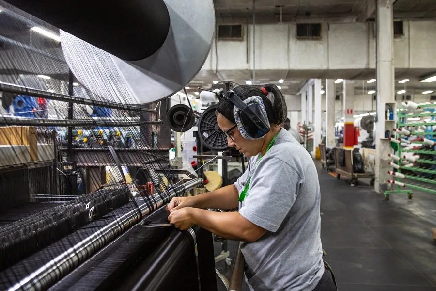 Fotografía de archivo de una mujer trabajando en una industria textil, en Petrópolis (Brasil). EFE/ André Coelho