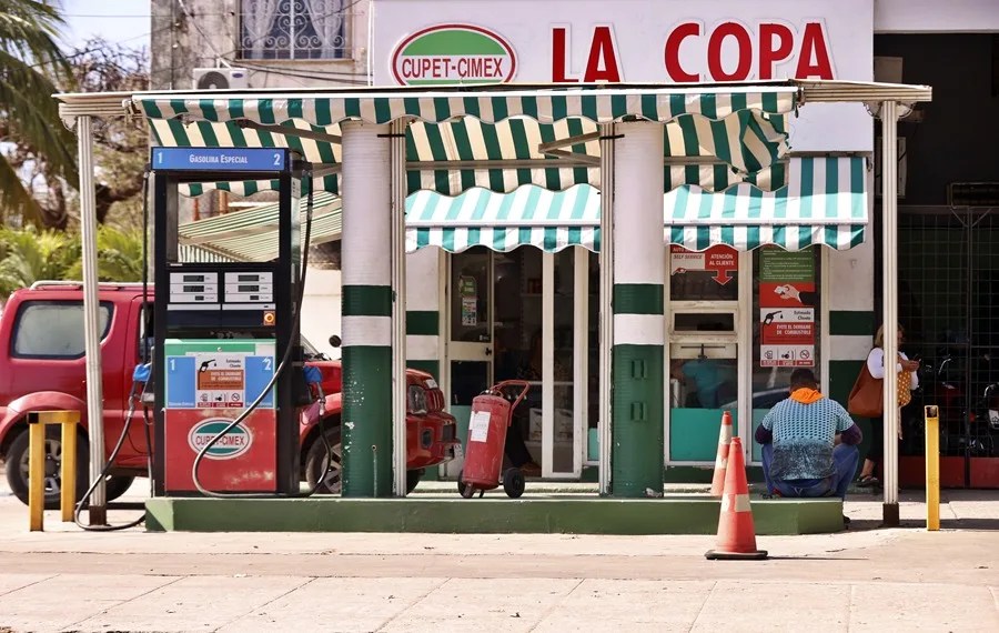 Fotografía que muestra una estación de servicio cerrada por falta de combustible este lunes, en La Habana (Cuba). EFE/ Ernesto Mastrascusa