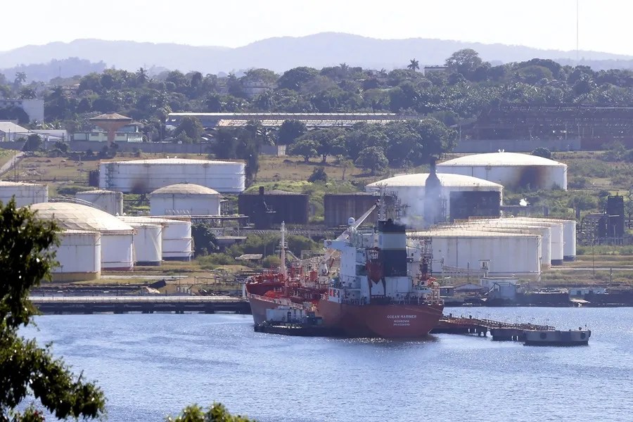 Fotografía de archivo que muestra un buque petrolero frente a los muelles de la refinería Ñico López en La Habana (Cuba). EFE/ Ernesto Mastrascusa