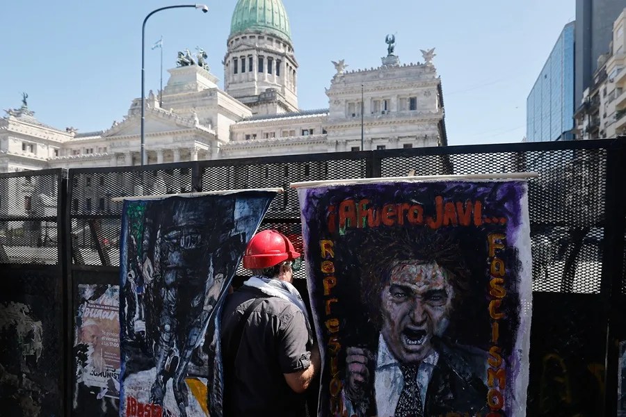 Una persona participa en una manifestación contra la reforma laboral propuesta por el Gobierno de Javier Milei, este viernes, en Buenos Aires (Argentina). EFE/ Juan Ignacio Roncoroni