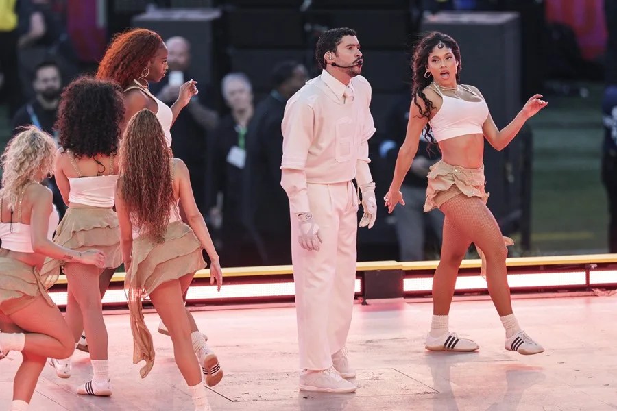 Congresistas republicanos piden multar y "encerrar" a Bad Bunny por sus "depravaciones" en el Super Bowl