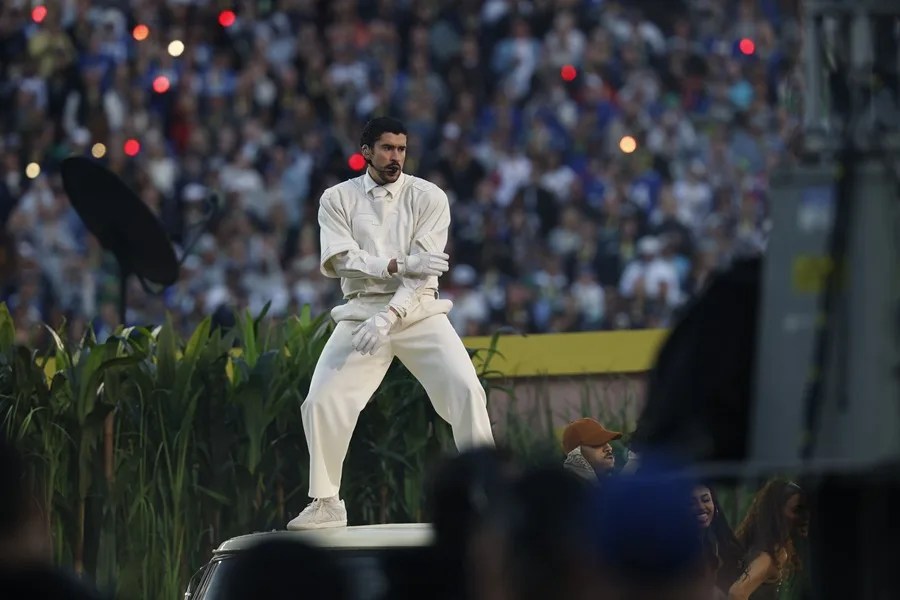 Bad Bunny continúa con su gira de conciertos tras su éxito global en el Super Bowl