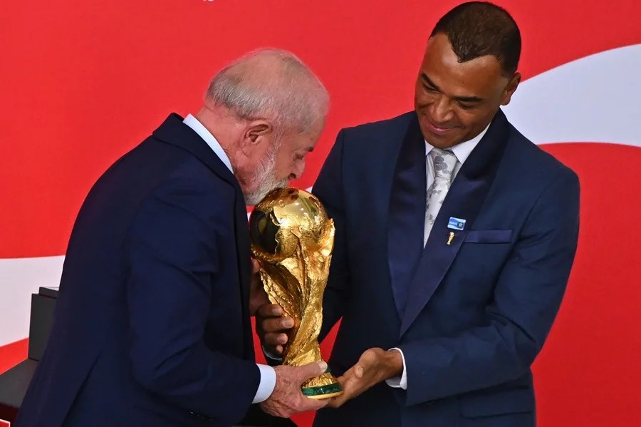 Lula besa el trofeo de la Copa del Mundo: "Estoy convencido de que la vamos a ganar"