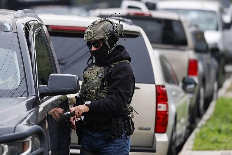 California rostro agentes migratorios