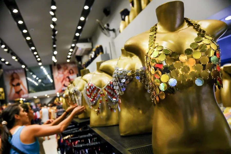 Brillos y lentejuelas inundan el comercio de Río de Janeiro una semana antes del Carnaval