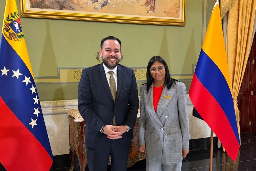 Delcy Rodríguez recibe en Caracas al ministro de Minas y Energía de Colombia