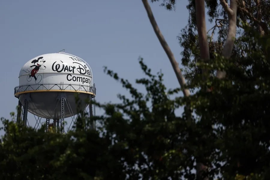 Josh D'Amaro sucederá a Bob Iger como director ejecutivo de Disney