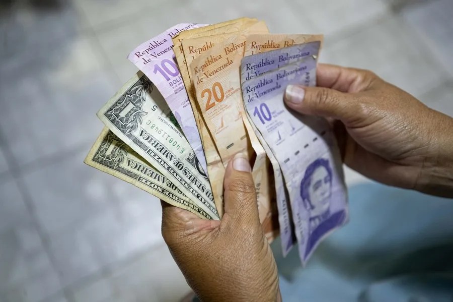 El dólar en Venezuela supera los 400 bolívares en el mercado oficial de divisas