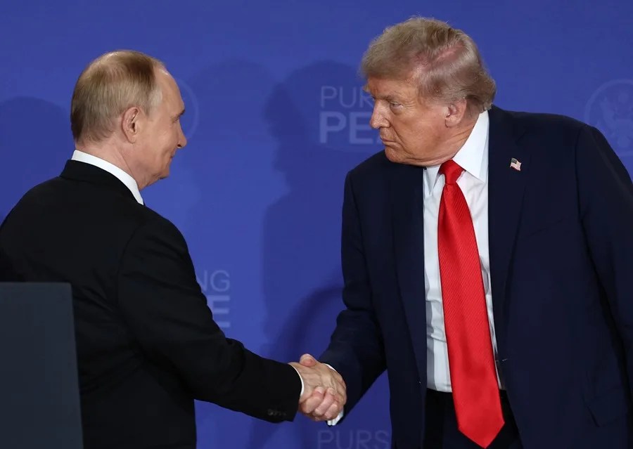 Fotografía del 16 de agosto de 2025 de una reunión del presidente ruso, Vladímir Putin (i) y el presidente de EE.UU., Donald Trump, en Anchorage, Alaska