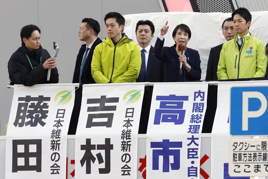 La primera ministra japonesa y líder del Partido Liberal Democrático (PLD) en el poder, Sanae Takaichi (C-R), pronuncia un discurso electoral junto al líder del Partido de la Innovación de Japón, miembro de la coalición, Hirofumi Yoshimura (3-L), y el colíder Fumitake Fujita (R). EFE/EPA/FRANCK ROBICHON