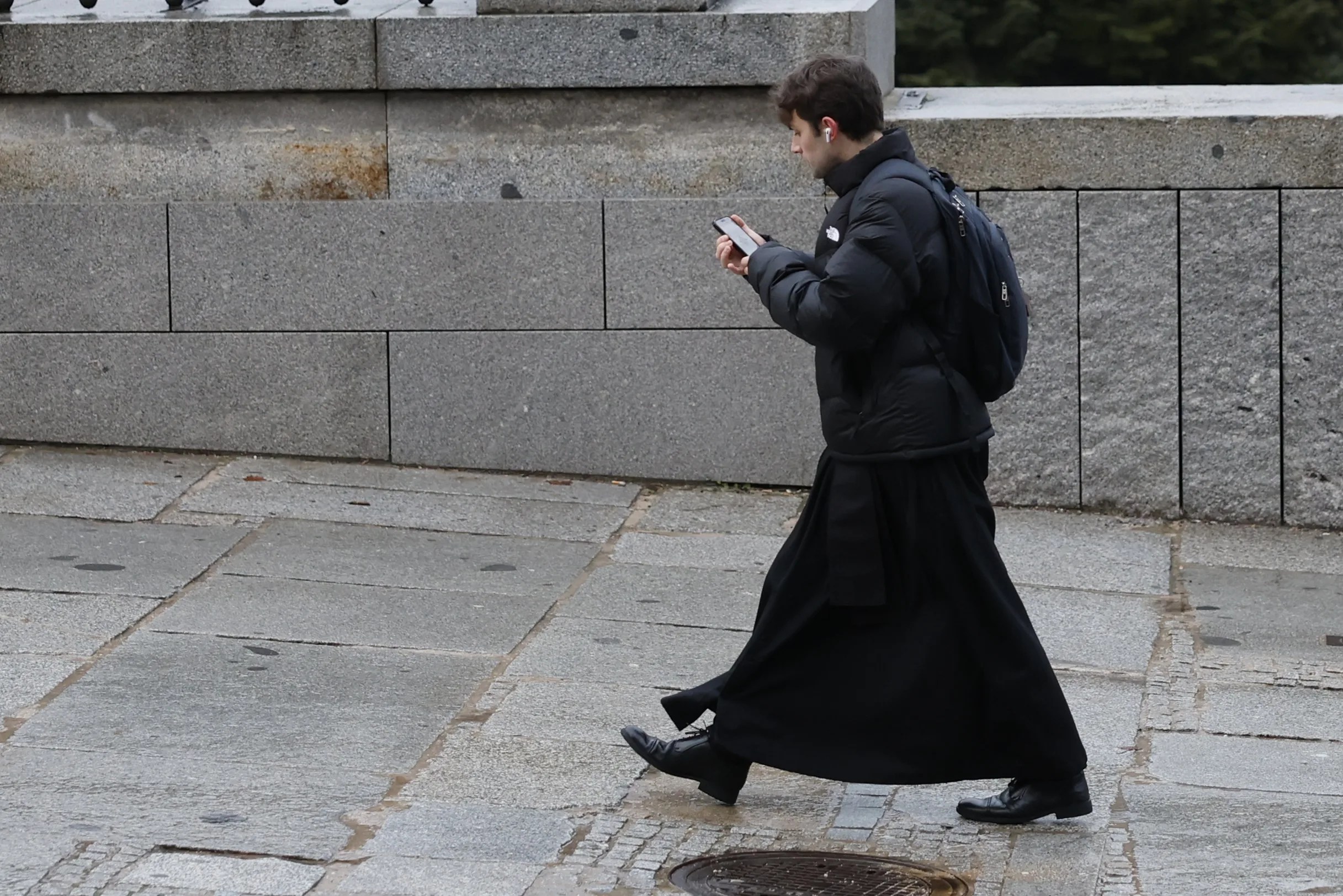 Un joven consulta su móvil . EFE/ Mariscal