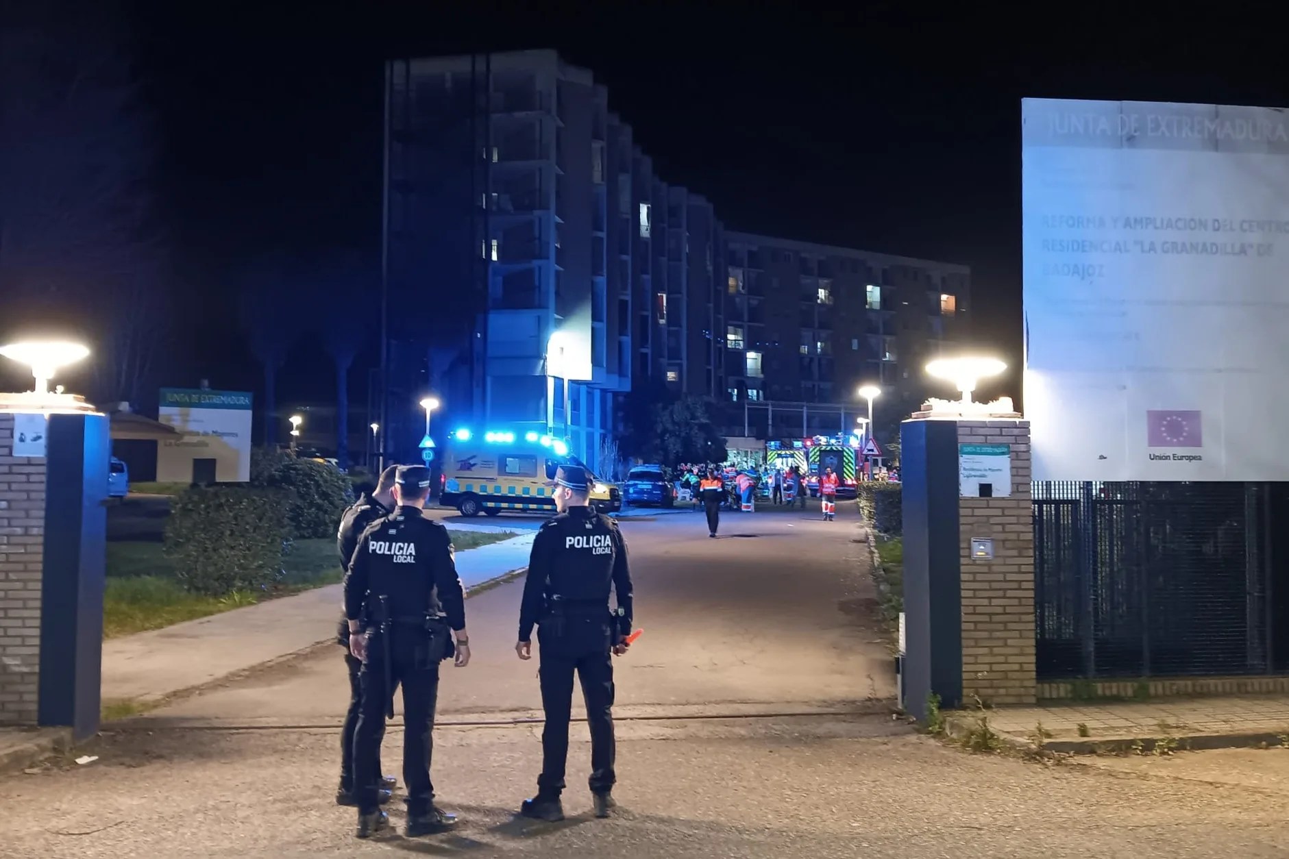 Acceso a la residencia La Granadilla de Badajoz, con los equipos de emergencia al fondo. EFE/José Luis Real