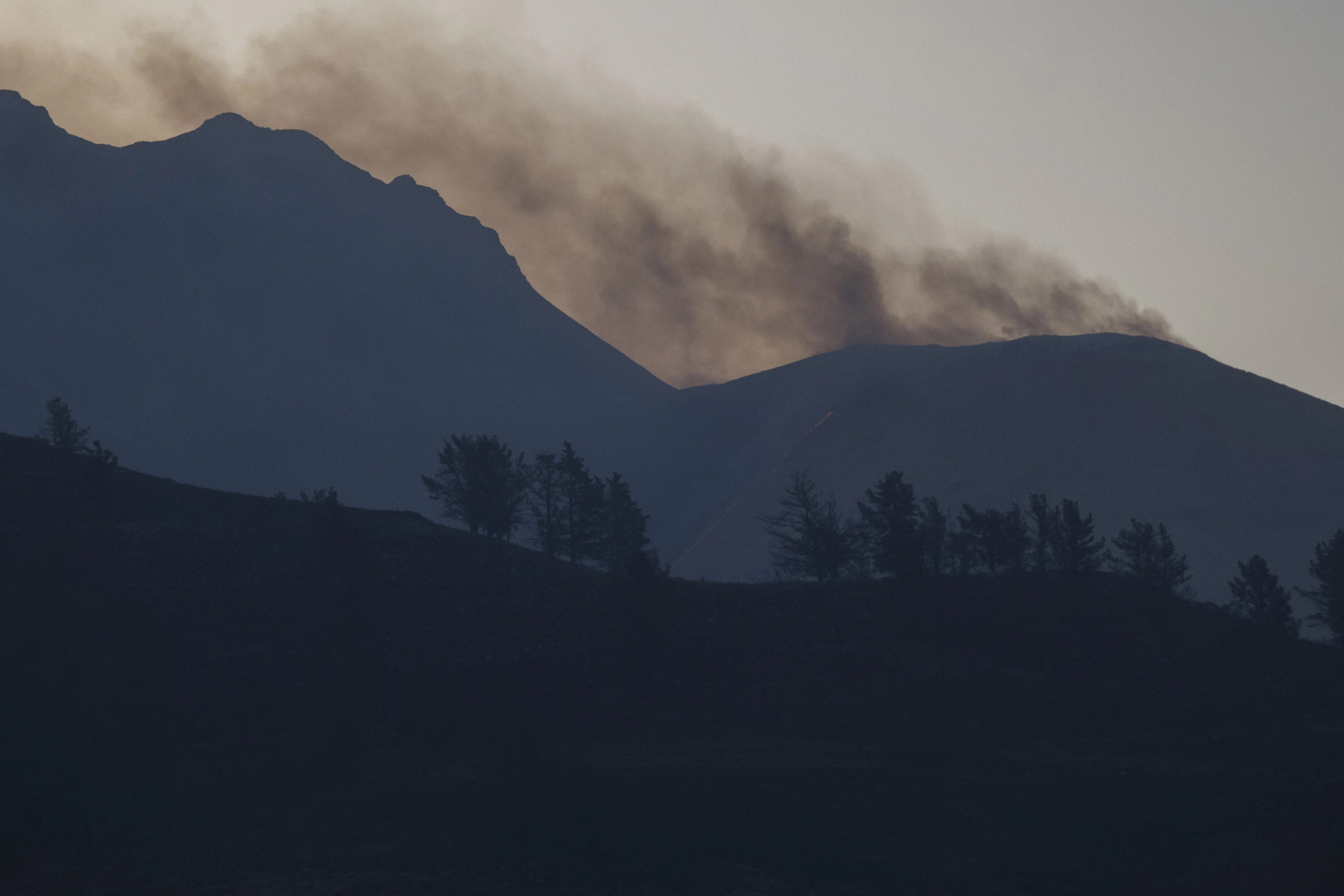 Vista de un incendio forestal, en los montes próximos a la localidad cántabra de Vega de Pas. EFE/ Pedro Puente Hoyos