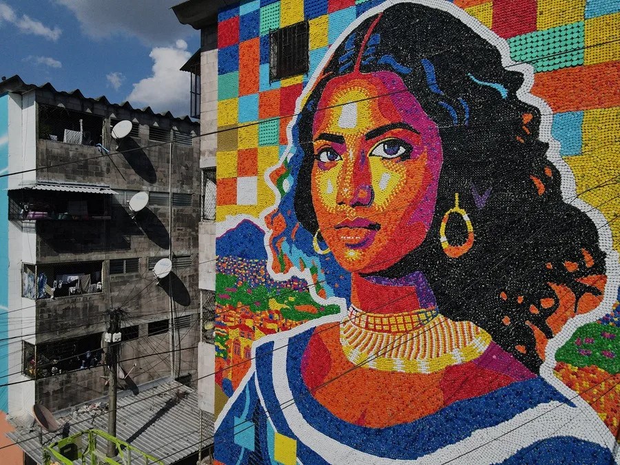 Una Gioconda salvadoreña hecha con tapas de plástico: obra del venezolano Oscar Olivares