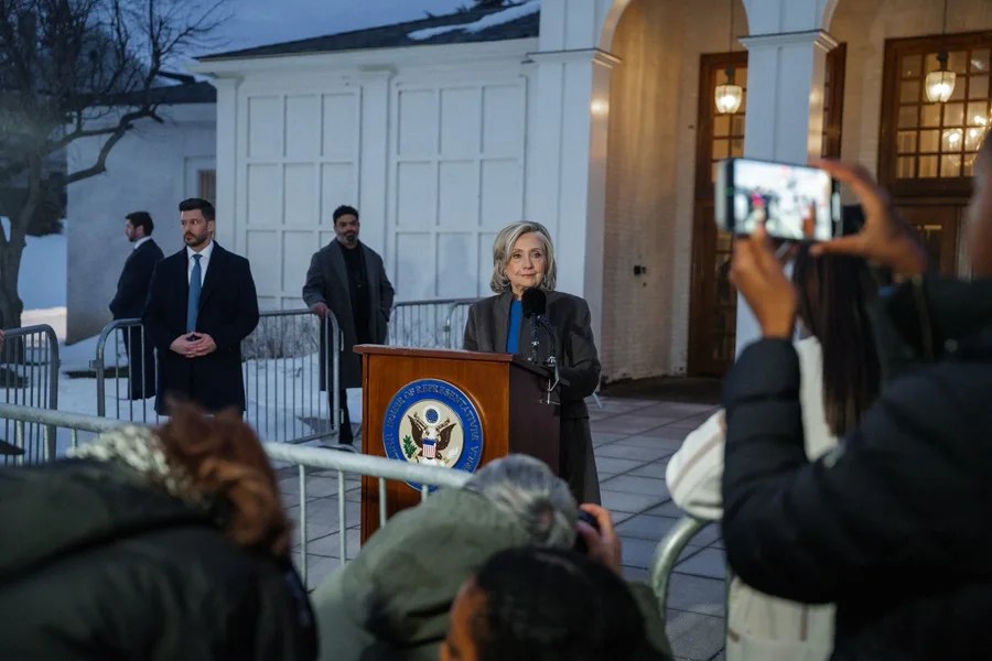 Hillary Clinton insiste en que no conoció a Jeffrey Epstein y critica el interrogatorio del Congreso