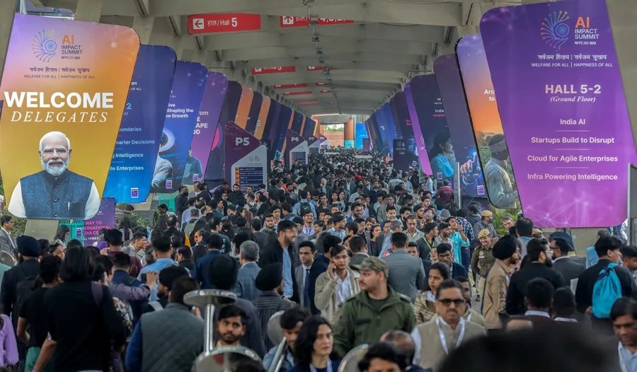 Una multitud de visitantes asiste a la Cumbre de Impacto de la IA 2026 en Bharat Mandapam, Nueva Delhi