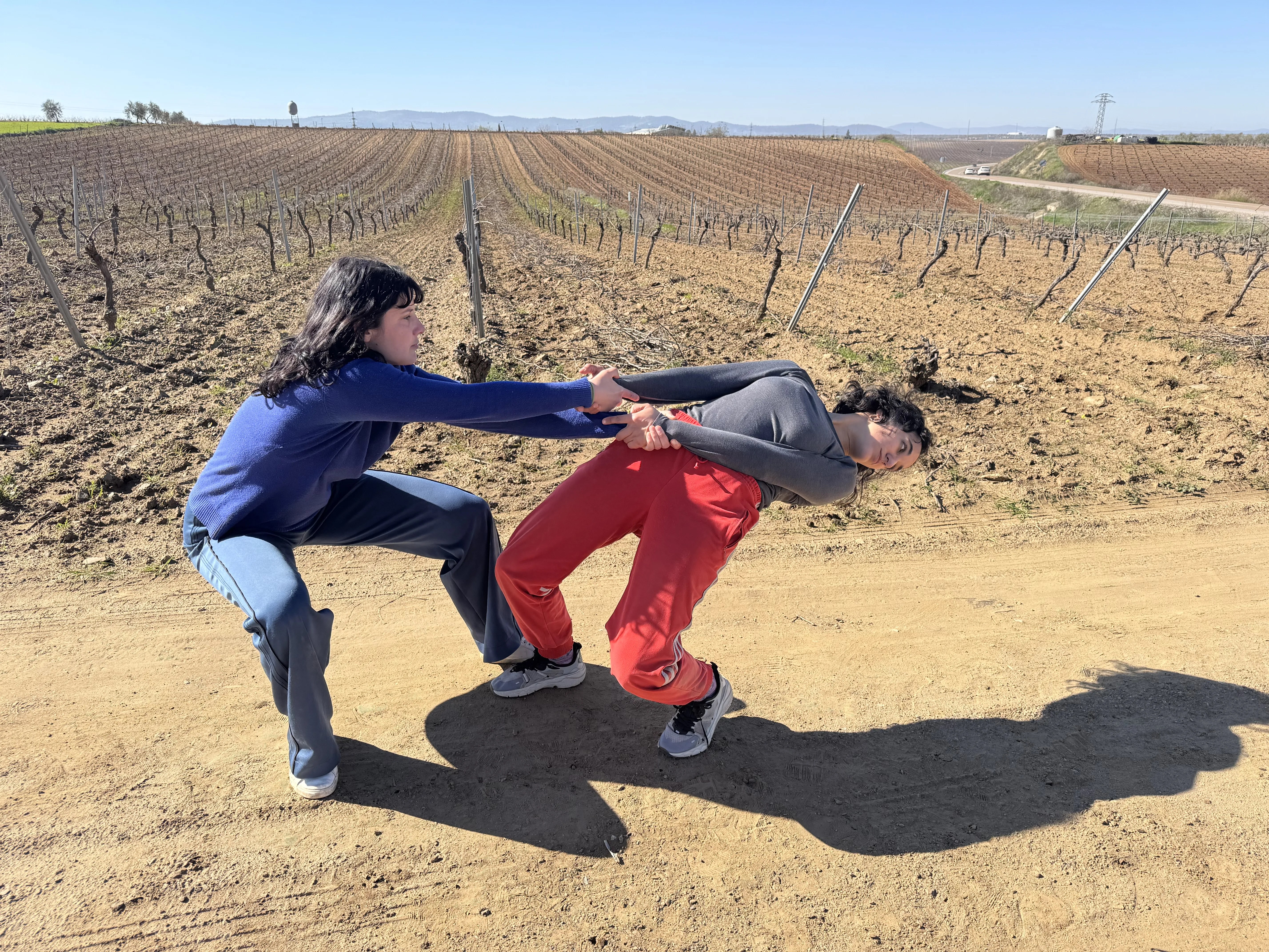 Las bailarinas Cristina Khai y Gracia Ferrís han elegido la comarca de Tierra de Barros para culminar la pieza de danza contemporánea ‘Lo que no crece en el suelo’. EFE/Ana Picón