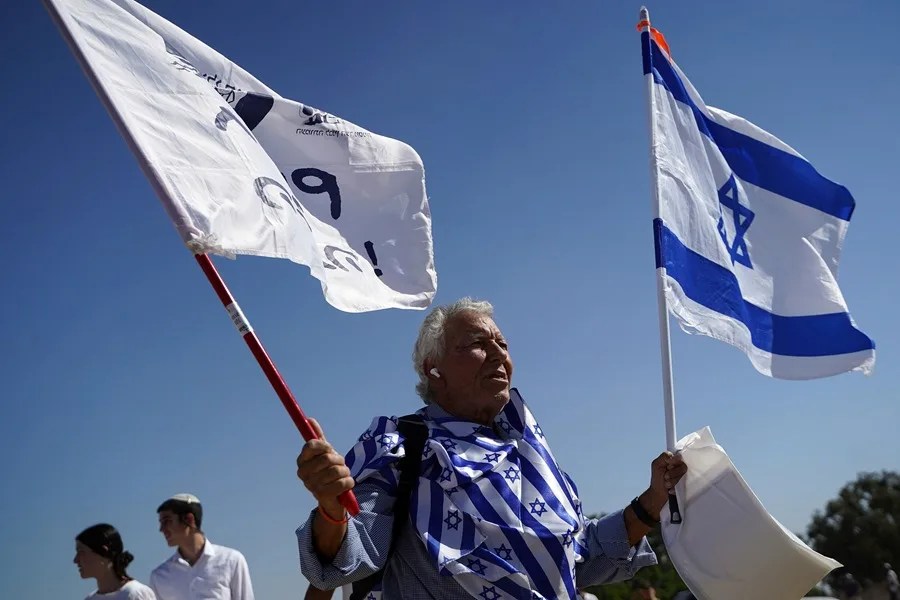 Ministro israelí iza su bandera en Cisjordania