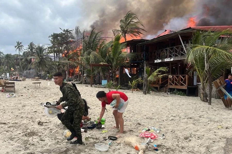 Un voraz incendio destruye un complejo turístico de la ciudad colombiana de Santa Marta