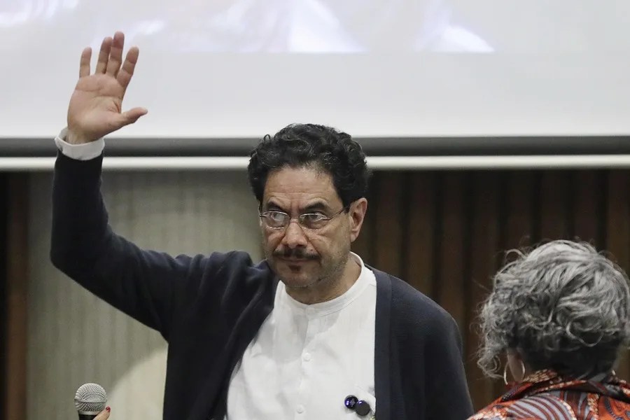 El izquierdista Iván Cepeda duplica su ventaja a tres meses de las elecciones presidenciales en Colombia