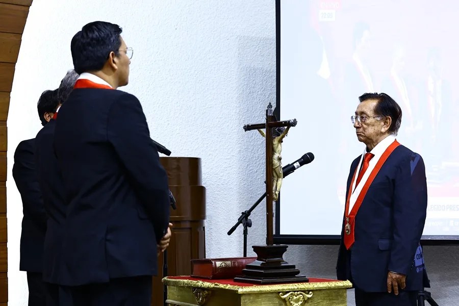 El octogenario izquierdista José María Balcázar es el nuevo presidente interino de Perú