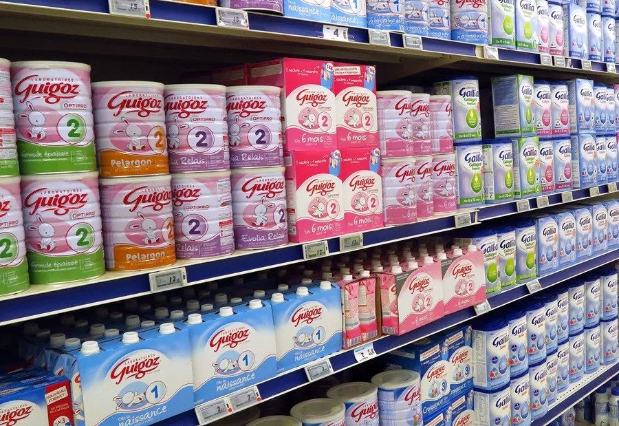 familias francesas denuncian al Estado y a empresas por la leche infantil tóxica