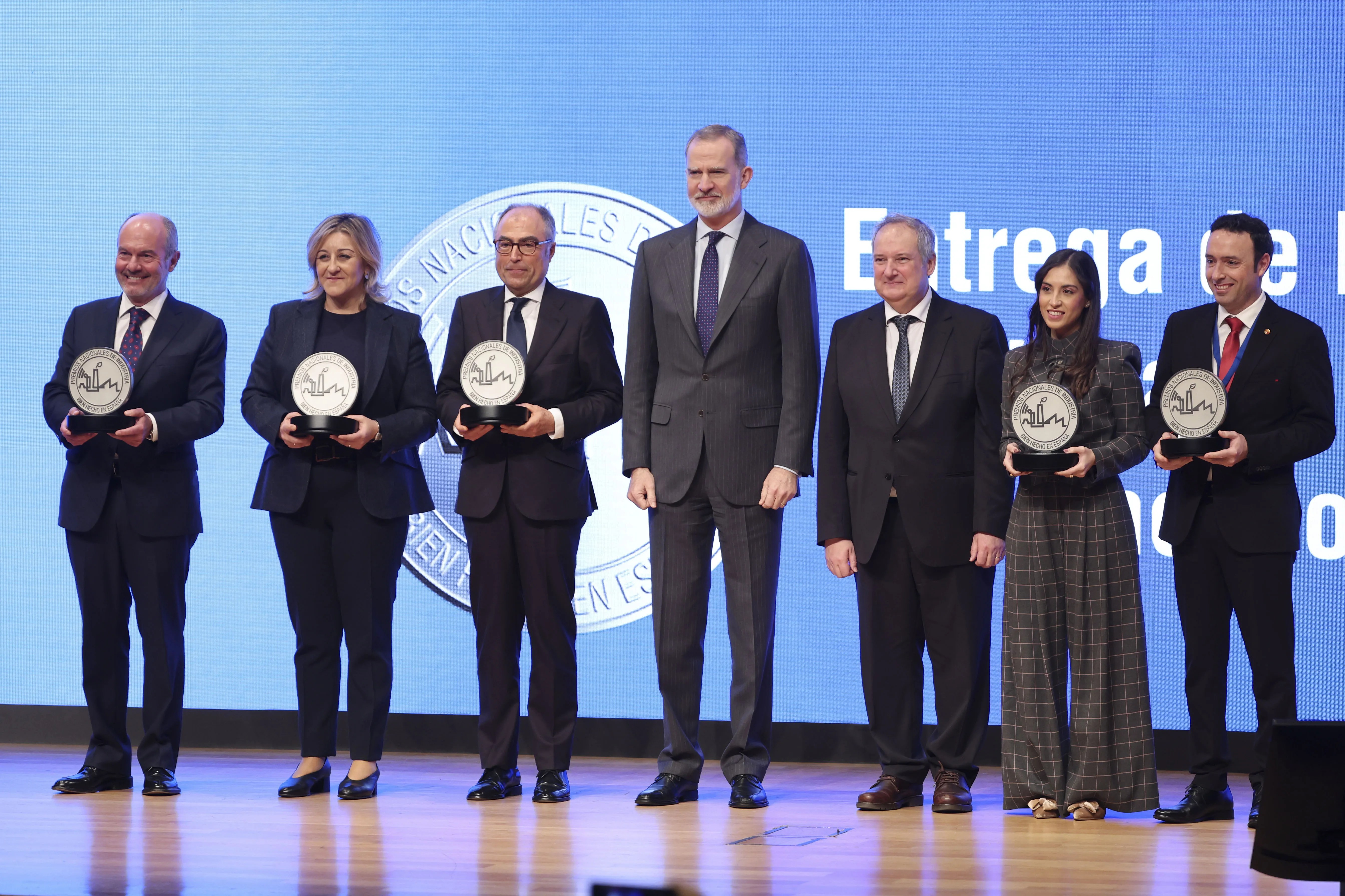 Bilbao (EFE).- El Rey, junto al ministro de Industria y Turismo, Jordi Hereu, y los representantes de las empresas galardonadas con los Premios Nacionales de Industria, entregados en Bilbao. EFE/Luis Tejido.
