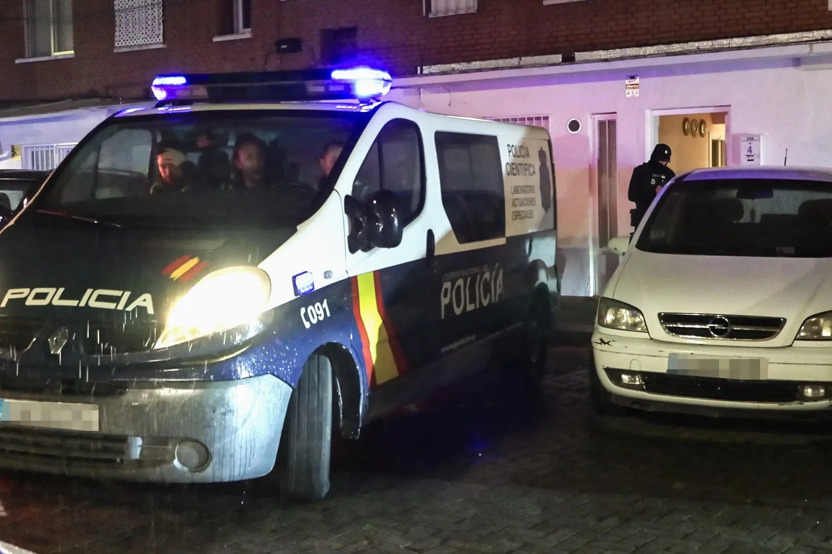 Vista del edificio del madrileño el barrio de Tetuán en el que una mujer fue asesinada este miércoles en un posible caso de violencia machista. EFE/Mercedes Ortuño Lizarán