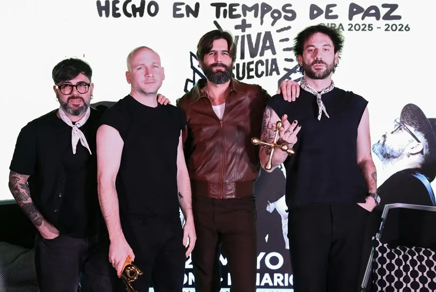 Los integrantes del grupo español Viva Suecia, Jess Fabric (i), Fernando Campillo (2-i), Alberto Cantúa (2-d) y Rafa Val (d), posan al finalizar una entrevista con EFE en Ciudad de México (México). EFE/ Mario Guzmán