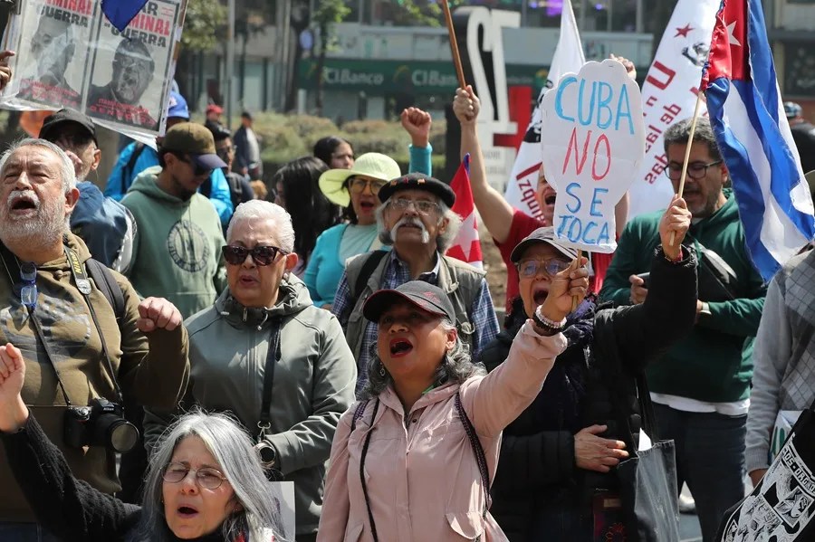 Personas gritan consignas una manifestación frente a la antigua sede de la Embajada de Estados Unidos este domingo, en Ciudad de México (México). EFE/ Mario Guzmán