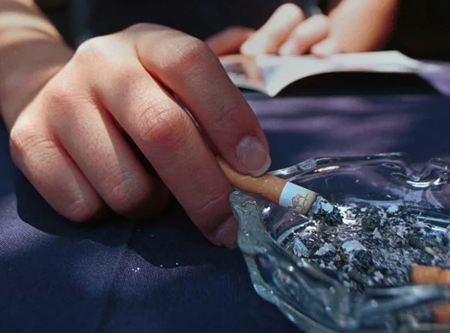 Fotografía de archivo de una persona mientras fuma en Ciudad de México (México). EFE/Sáshenka Gutiérrez