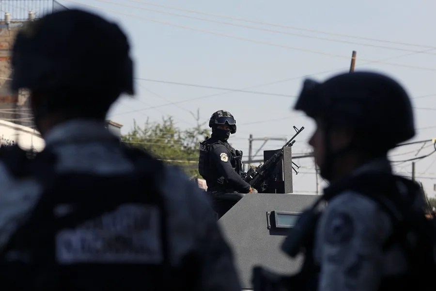 Fotografía del 5 de febrero de 2026 que muestra integrantes de la Guardia Nacional de México y de la Policía Estatal custodiando el municipio de Tequila (México). EFE/ Francisco Guasco