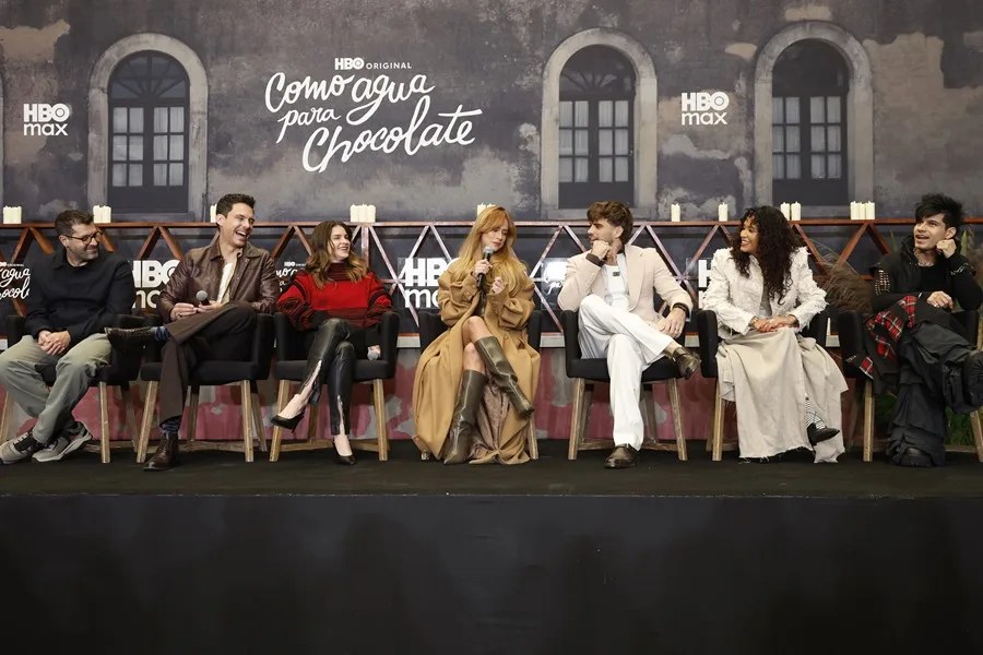 Los actores Francisco Angelini (2-i), Irene Azuela (3-i), Azul Guaita (c), Andrés Baida (3-d), Andrea Chaparro (2-d), Luis David Horné (d) elenco de la serie 'Como agua para chocolate', hablan en la Ciudad de México (México). EFE/ Sáshenka Gutiérrez