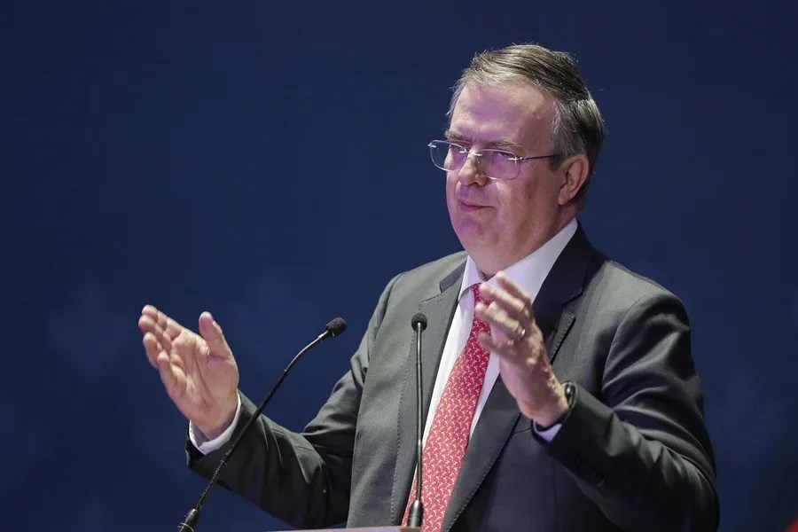 Fotografía de archivo del secretario de Economía de México, Marcelo Ebrard, durante una rueda de prensa en Ciudad de México (México). EFE/Isaac Esquivel