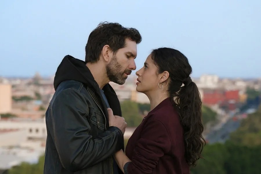 Fotografía cedida por Telemundo que muestra a los actores mexicanos Arap Bethke (i) y Fátima Molina, durante un fragmento de la serie 'Lobo, morir matando'. EFE/ Telemundo