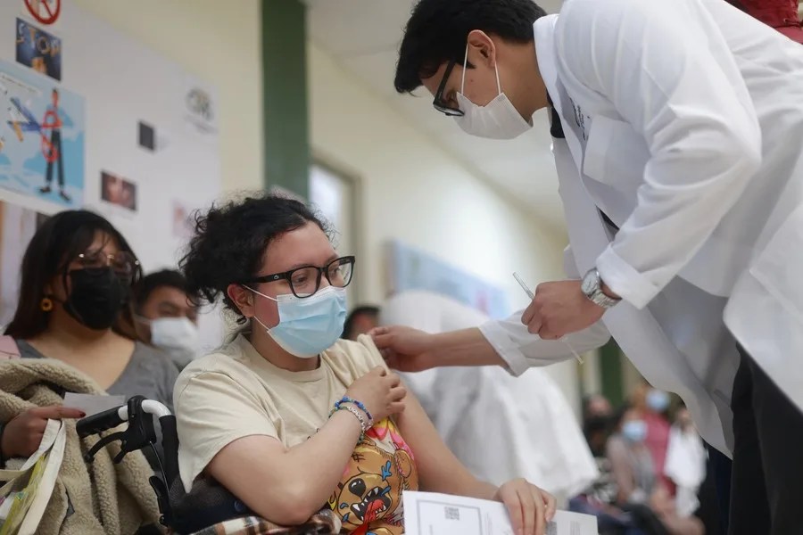 Fotografía de archivo que muestra a una persona recibiendo una vacuna contra el sarampión, en Toluca (México). EFE/ Felipe Gutiérrez