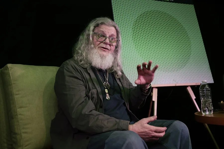 El compositor argentino Gustavo Santaolalla habla en una entrevista con EFE este viernes, en Ciudad de México (México). EFE/ José Méndez