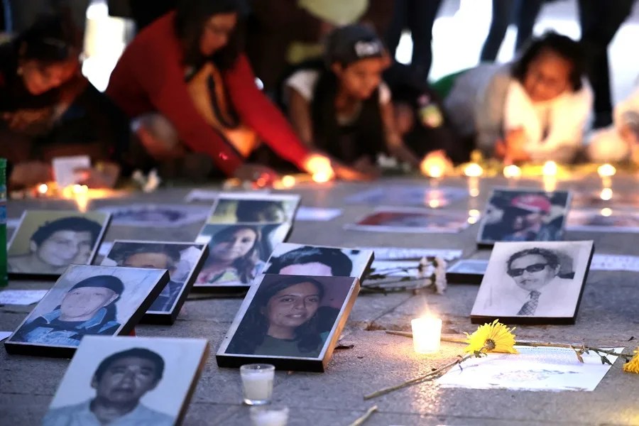 Fotografía que muestra imágenes de defensores asesinados y desaparecidos, durante una velada convocada por la Red TDT en Ciudad de México (México). EFE/ José Méndez