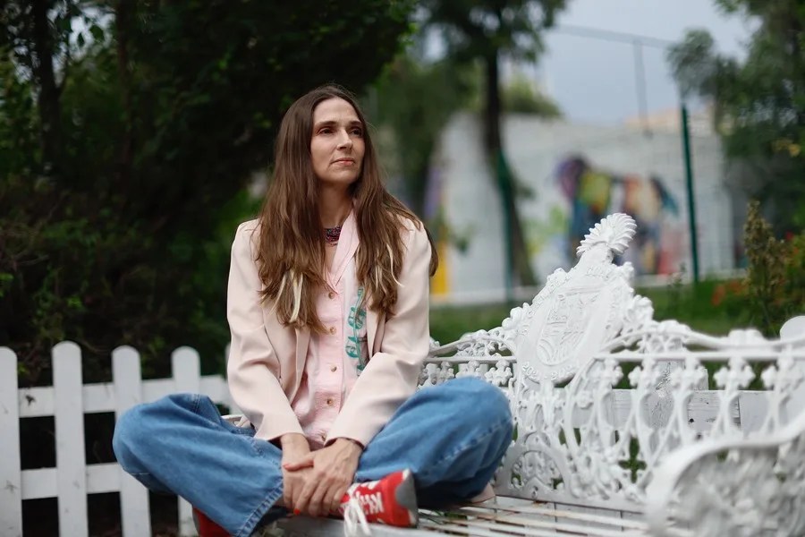 La escritora mexicana Luisa Reyes, posa durante una entrevista con EFE este lunes, en la Ciudad de México (México). EFE/Sáshenka Gutiérrez