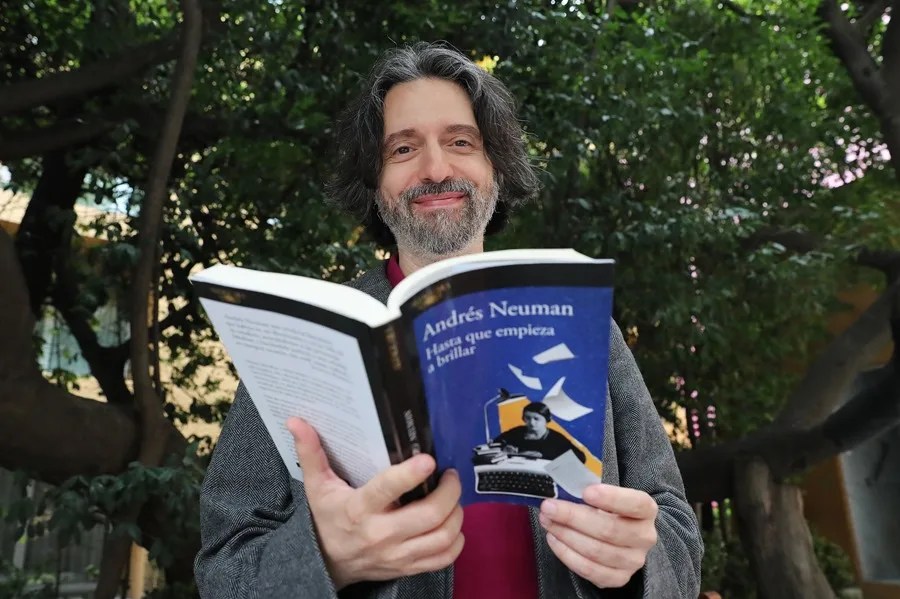 El escritor argentino Andrés Neuman habla durante una entrevista con EFE en Ciudad de México (México). EFE/ Mario Guzmán