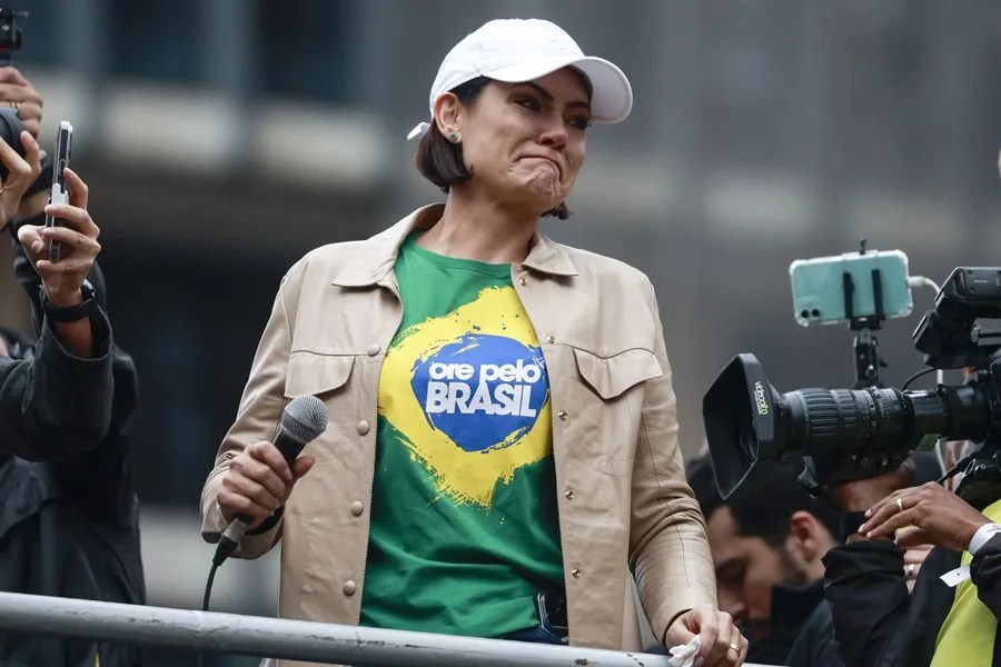 La esposa de Bolsonaro revela una carta de amor enviada por el expresidente brasileño desde prisión