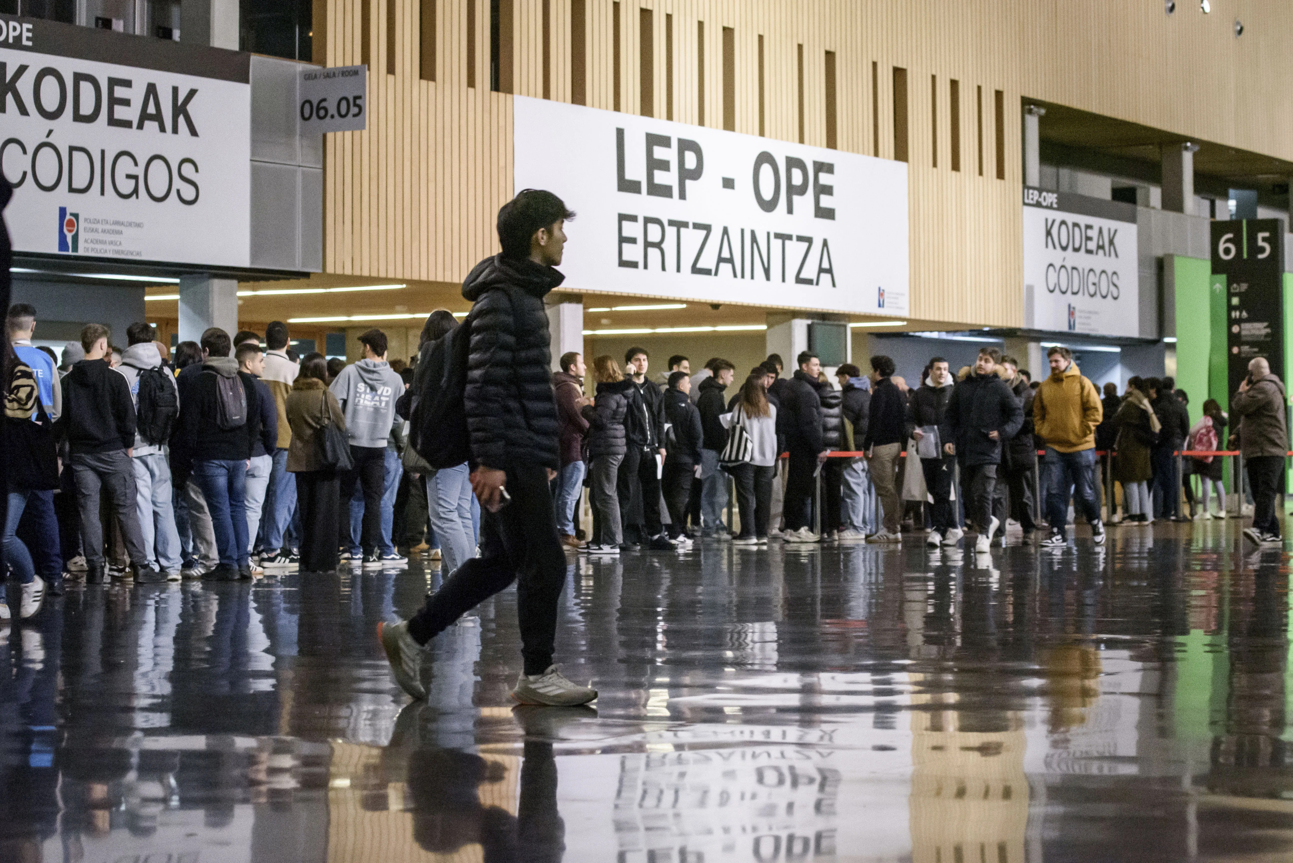 Aspirantes de la OPE de la 35ª promoción de la Ertzaintza, antes de entrar a la primera prueba, este sábado en el BEC de Barakaldo (Bizkaia). EFE/Javier Zorrilla