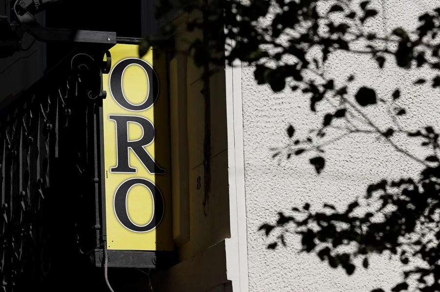 El precio del oro se mantiene