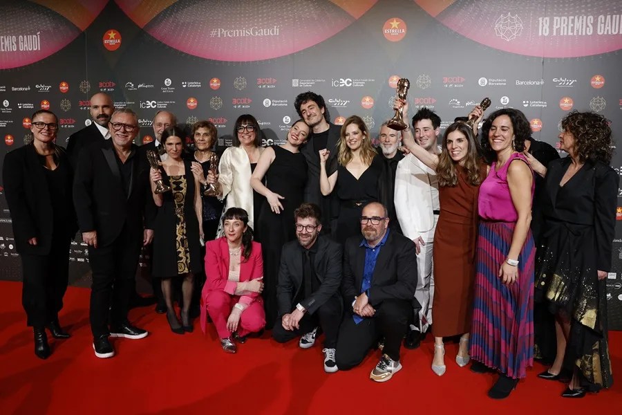 El equipo de la película 'Frontera' posa con los galardones conseguidos, tras la gala de entrega de los premios Gaudí celebrada en Barcelona.