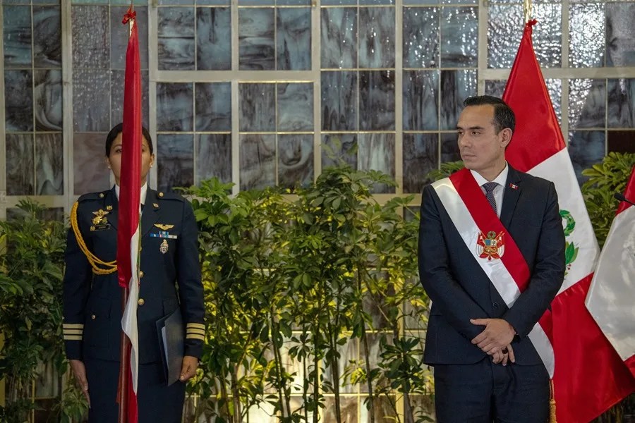 El presidente interino de Perú niega irregularidades en contrataciones en el Gobierno