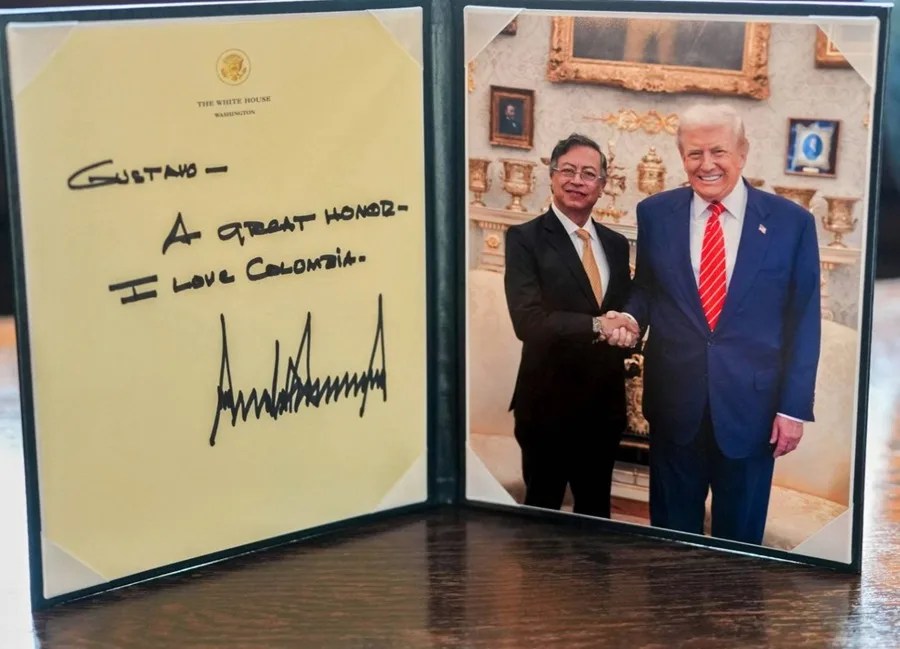 Trump le dice a Petro en una tarjeta que fue un "gran honor" conocerlo y que ama a Colombia