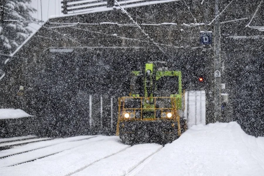 Descarrila un tren en Suiza por una avalancha de nieve
